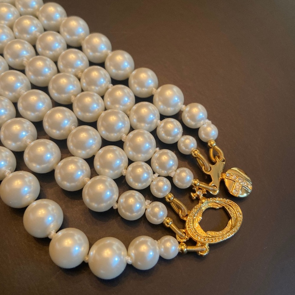 VIVIENNE WESTWOOD THREE ROW PEARL BAS RELIEF CHOKER - Picture 5 of 5